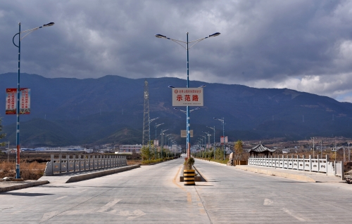 中国电建援助的老君山镇入镇连接道路